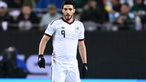 ¿Quién debe acompañar a Raúl Jiménez?