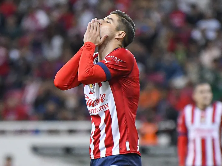 Isaac Brizuela confiesa las burlas que recibía en el vestidor de Chivas