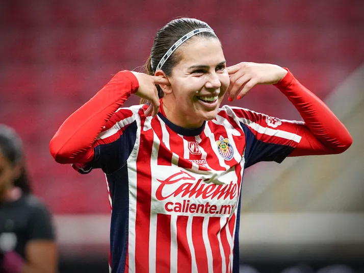 La sorpresa de Chivas para Licha Cervantes en cuanto supere a Omar Bravo