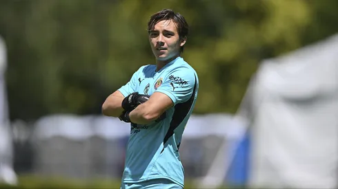 Cristo Navarrete ya firma autógrafos en Verde Valle.