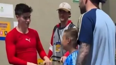 El saludo entre Gignac y su hijo con la Hormiga González.