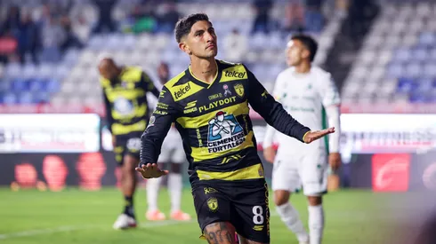 Pocho Guzmán brilló con hat-trick ante Santos Laguna.