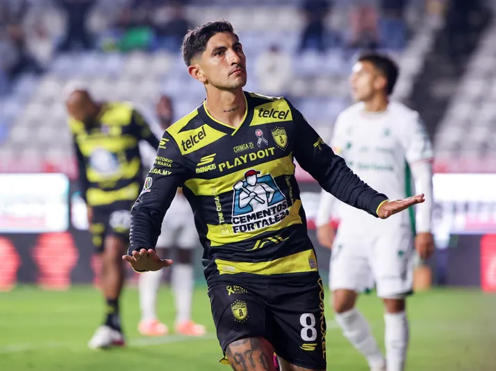 Pocho Guzmán marcó triplete para la victoria del Pachuca
