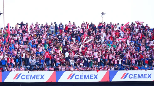 Afición de Chivas le lleva serenata al equipo