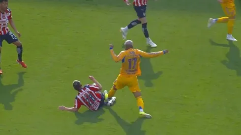 Entrada de Rodrigo Aguirre sobre Fernando González.