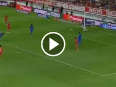 Brutal atajada de Óscar Whalley contra Necaxa