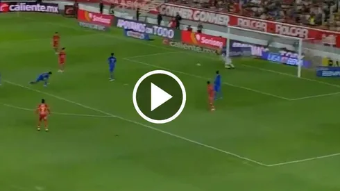 Óscar Whalley y su brutal atajada contra Necaxa.