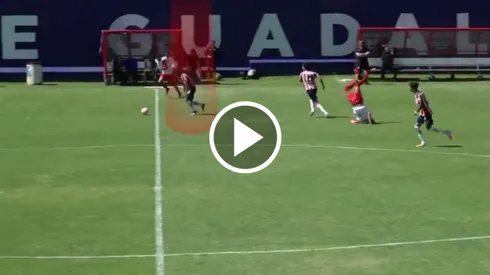 Gael García marcó un golazo desde media cancha.