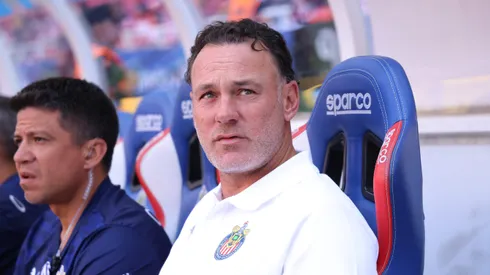 Gabriel Milito tendrá que ajustar en la defensa de Chivas.