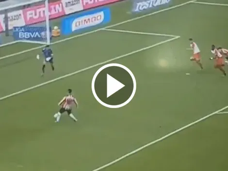 Era el gol que abría el partido: la increíble falla de Efraín Álvarez