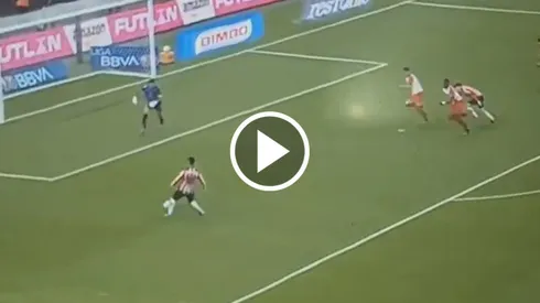 La falla de Efraín Álvarez ante Tijuana