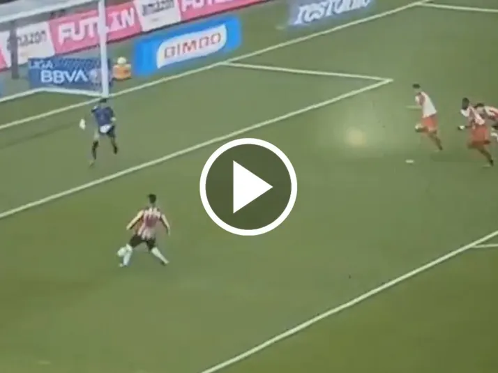 Era el gol que abría el partido: la increíble falla de Efraín Álvarez