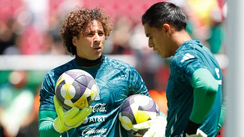 Memo Ochoa y Raúl Rangel en una concentración con el TRI