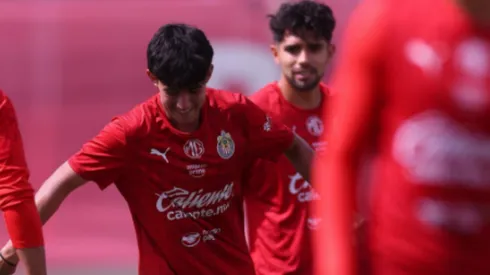 Hugo Mata entrena con el primer equipo de Chivas.