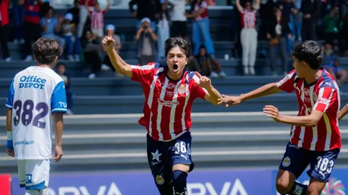 Carlos Castañeda campeón con Chivas Sub-14.