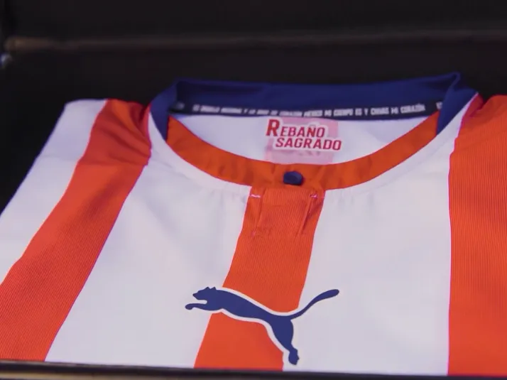 ¡Precio de escándalo! El costo que tendría el jersey de 120 años de Chivas