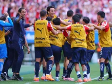 Confirma a los dos jugadores con pie y medio fuera de Chivas