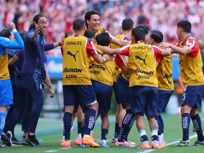 Confirma a los dos jugadores con pie y medio fuera de Chivas