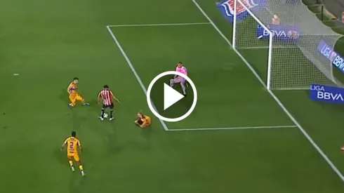 El golazo con polémica de Ricardo Marín en Chivas vs. Tigres
