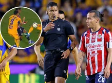 La polémica jugada de expulsión en Tigres vs. Chivas que el VAR decidió no revisar