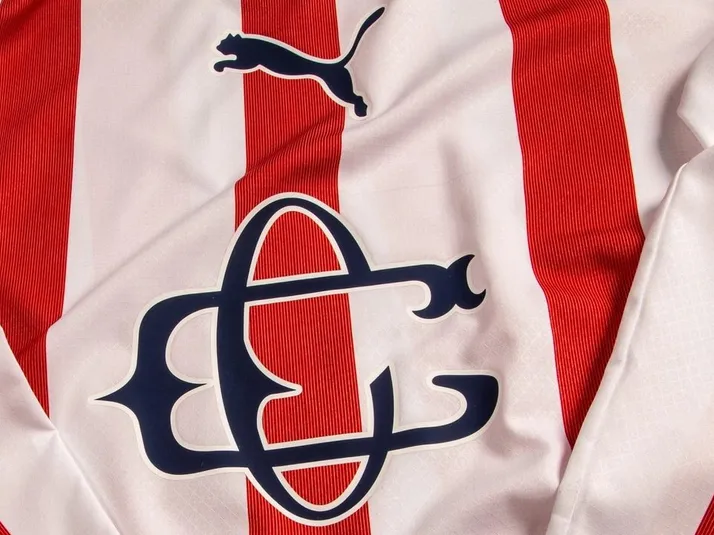 ¿Cómo es y cuál es el precio de la nueva playera de Chivas?