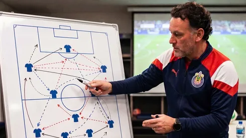Milito prepara cambios para Chivas vs. Tigres.