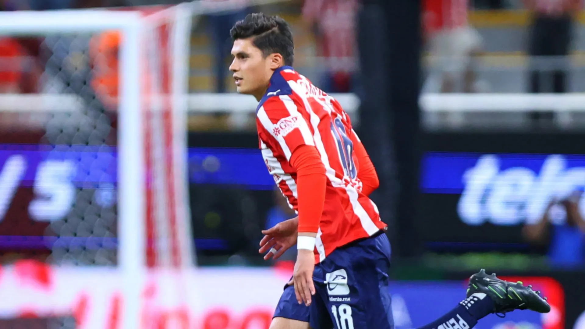 Jonathan Pérez espera por su oportunidad en Chivas.