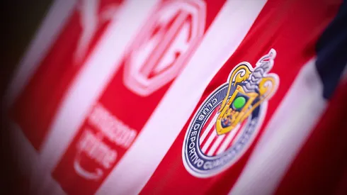 El extraño cambio en el jersey de Chivas contra Tigres