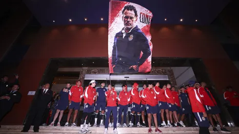 Chivas recibe serenta en su hotel de concentración