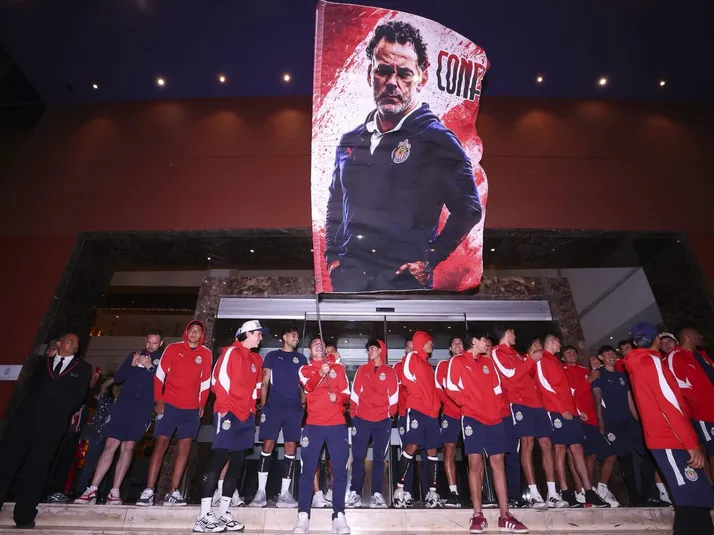 Aficionados de Chivas desatan la locura en el hotel de cara a la Ida de las Semifinales