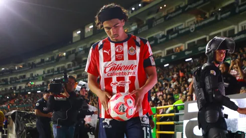Érick Gutiérrez busca salir de Chivas.