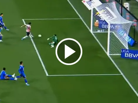 Santi Sandoval aceptó el regalo de Kevin Mier en el Chivas vs. Cruz Azul