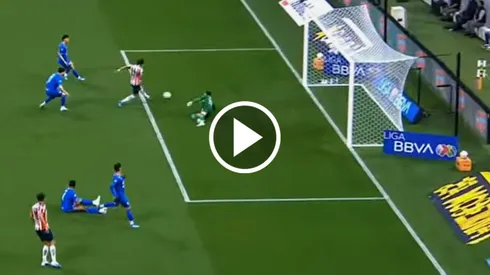 Santi Sandoval aceptó el regalo de Kevin Mier en el Chivas vs. Cruz Azul