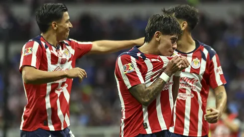 Ángel Sepúlveda está arropando a Santiago Sandoval.