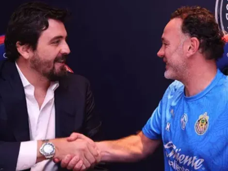 Amaury Vergara visitó la práctica de Chivas y conversó con Gabriel Milito