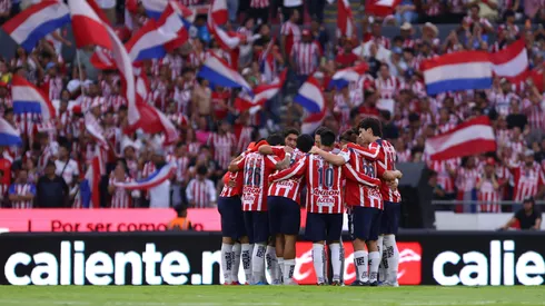 La emotiva despedida de la afición de Chivas a los jugadores.