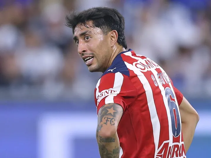 La reacción de la afición de Chivas a la emotiva dedicatoria de Omar Govea