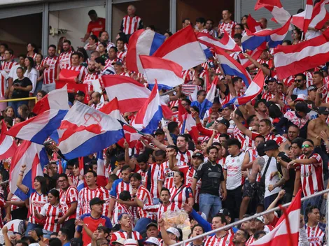 Aficionado de Chivas se roba las cámaras previo a la Final de Ida