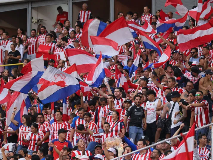 Aficionado de Chivas se roba las cámaras previo a la Final de Ida