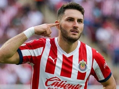 Santiago Giménez no puede jugar en Chivas y esta es la explicación