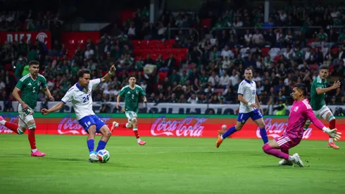 Raúl Rangel no pudo detener el gol de Serbia.