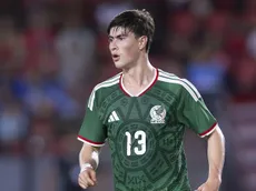 Armando González contra los delanteros de la Selección Mexicana