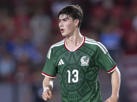 Armando González contra los delanteros de la Selección Mexicana