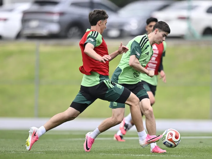 Jugadores de Chivas muestran la unión rojiblanca en Selección
