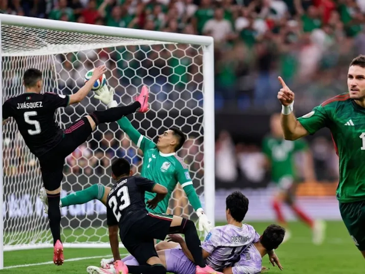 Santiago Giménez reacciona a la atajada de Raúl Rangel que salvó a México vs. Corea del Sur