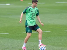 Armando González presume su talento con el balón en pleno entrenamiento