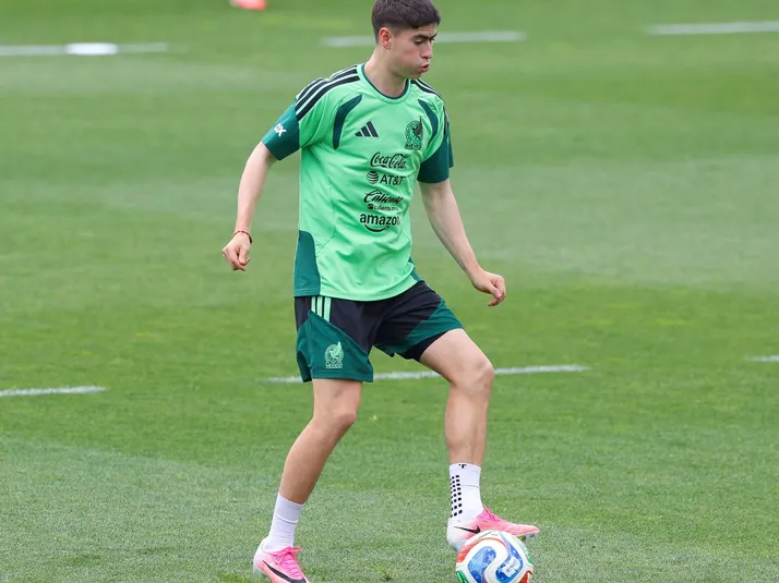 Armando González presume su talento con el balón en pleno entrenamiento