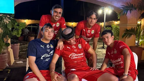 A los canteranos de Chivas les tocó la clásica novatada.