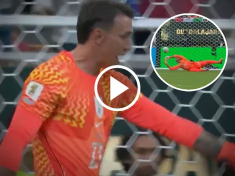 Muslera encuentra culpable de su osote ante España: el césped del Estadio Guadalajara