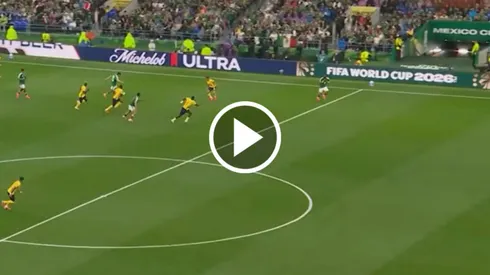 Asistencia de Roberto Alvarado en México vs. Ecuador.